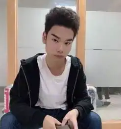 未满18岁的发际线男孩小吴成为网红的第300天现过着这样的生活
