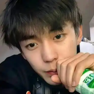 简单简约帅哥男生生活照
