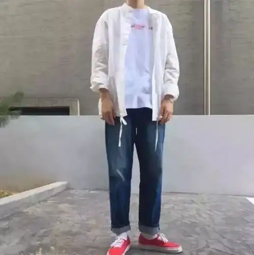 女孩子们最喜欢男朋友这样穿搭了
