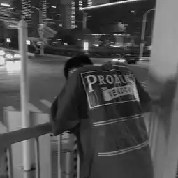 男生黑白灰色头像