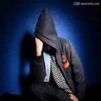 男人低头思考的头像微信头像图片大全
