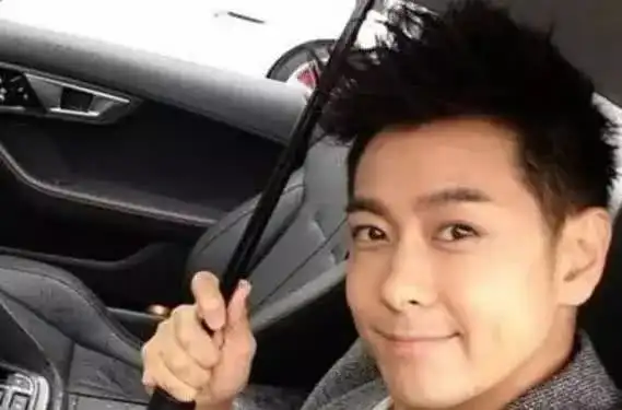 家中豪车总价超5亿,开保时捷918买鱼丸,儿子从小玩车
