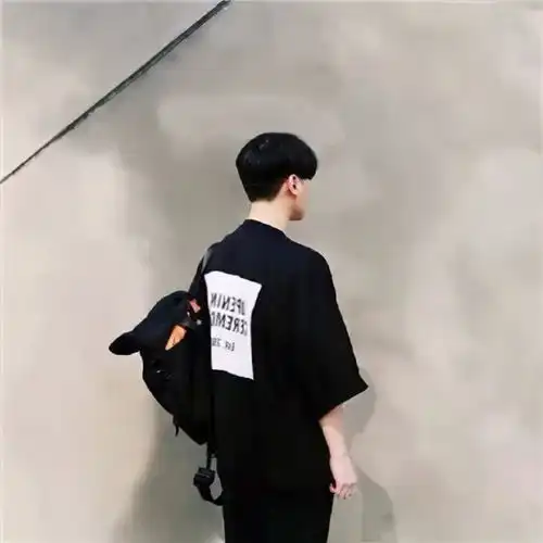 下班后的男人在车上停留的半小时,是他这一天属于自己仅有的时间
