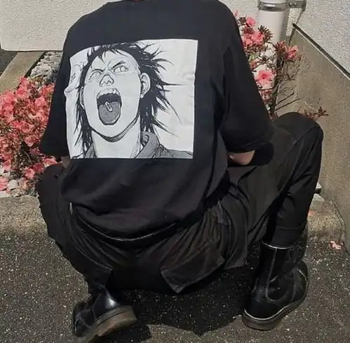 网易云热评三年前,我偶然看到我女朋友手机有一个男生和她说话,很
