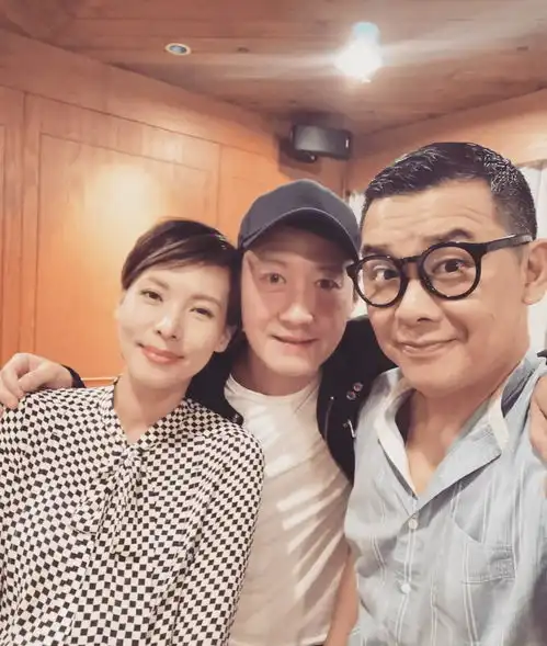 李嘉欣和郑秀文夫妇开扒,她裁去许志安头像只让老公出镜
