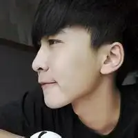 图片纹身男生霸气十足
