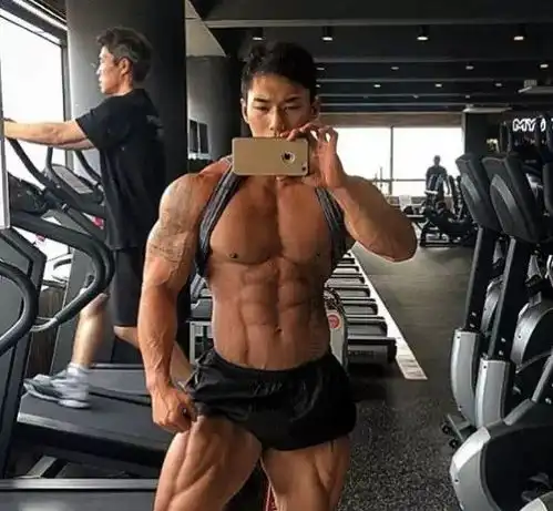 韩国肌肉男神脱衣直播吃饭女粉丝人比饭还好看
