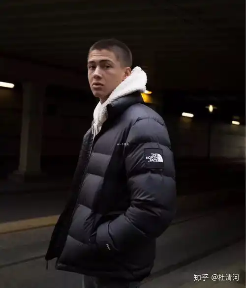 求推荐20岁男生穿的羽绒服,预算两千
