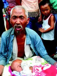 是救助还是想发财老汉携残疾婴乞讨引争议
