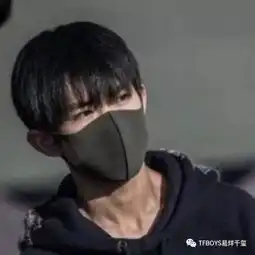 易烊千玺锁骨暴击尽显干净又性感的男性魅力
