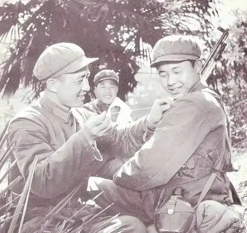 图片展现70年代的解放军,真帅真威武
