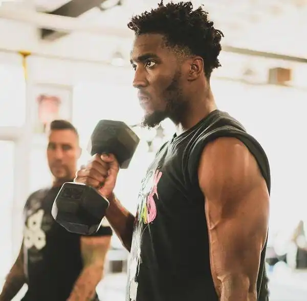 米切尔健身房挥汗如雨健身球训练力证脚踝痊愈,美媒挺他冲mvp
