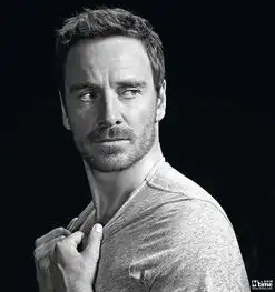 尽显成熟魅力法鲨登封面拍黑白大片
