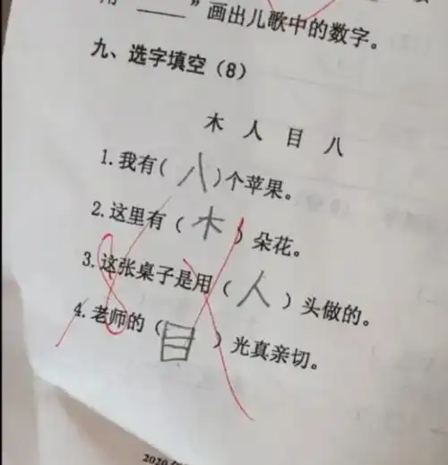搞笑gif趣图小男孩是个高手,这么轻易就躲过小女孩的偷袭
