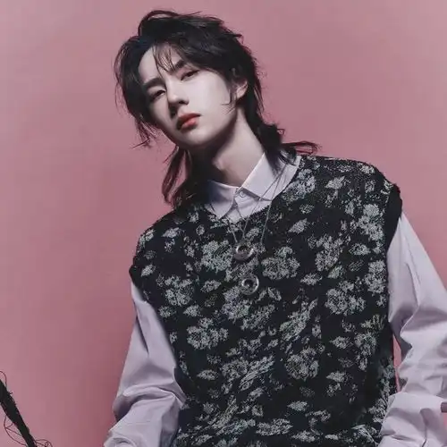 男生头像总有一天有一个人手捧鲜花,是为你而来
