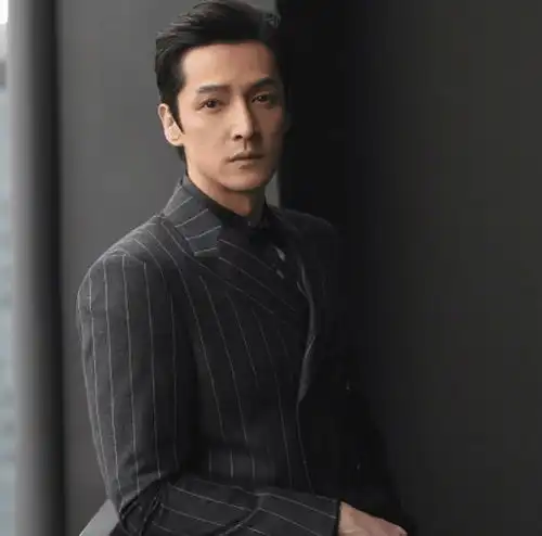 胡歌蹲下接受采访细节曝光,不愧是有涵养的暖心男人,细节见人品
