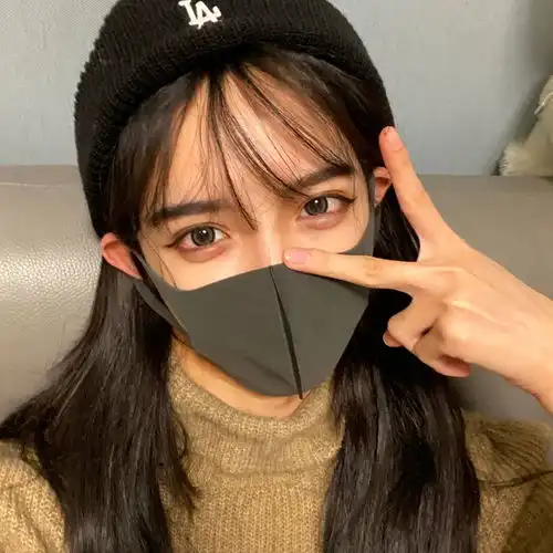 艾比整容上瘾和闺蜜合照被嘲1个医生整的,彻底成了网红脸
