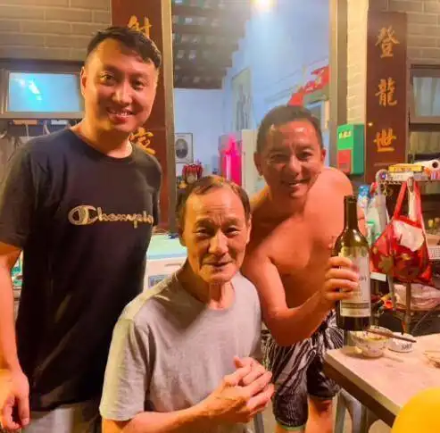 77岁陈惠敏街边聚餐被偶遇,红光满面,完全看不出曾身患重病
