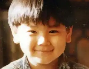 盘点男神童年照星爷呆萌张一山痞气彭于晏可爱
