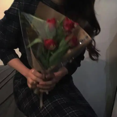背景图带一束花去见喜欢的人吧
