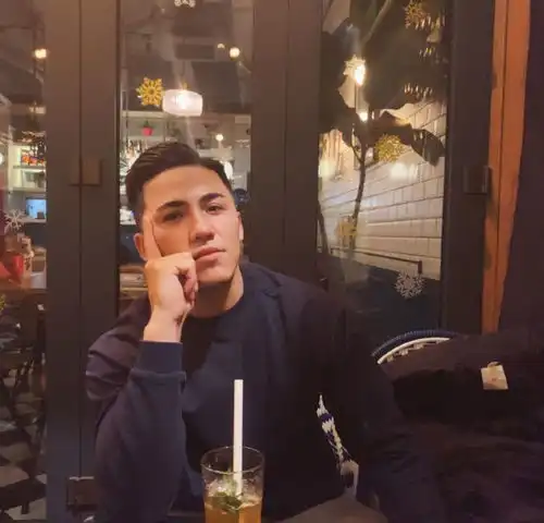 满身肌肉的新疆大男孩,前凸后翘,帅气逼人

