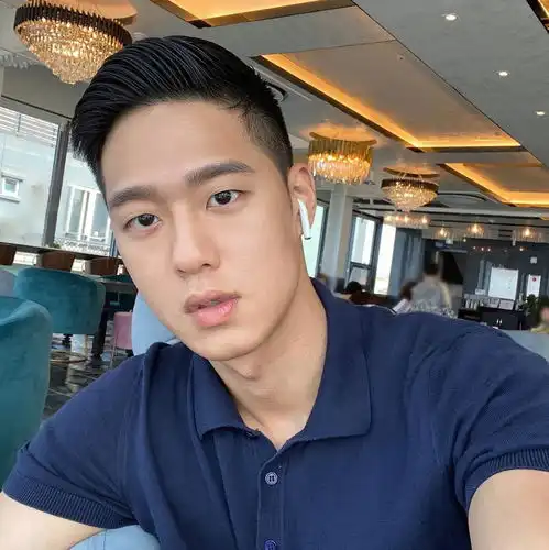 男生别嫌弃两边铲光发型了,2021留这几款造型,干净帅气
