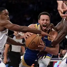 霸气库里从湖人两悍将头上怒摘前场篮板挽起双臂面对魔兽狂秀肌肉
