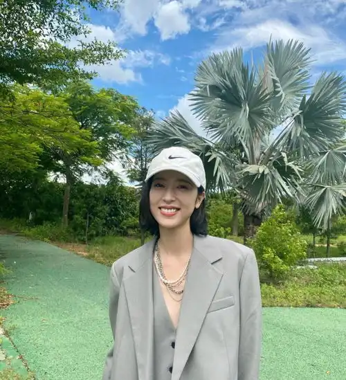 周雨彤穿西装配百慕大短裤好酷,酷是女生的一种态度,更是一种美