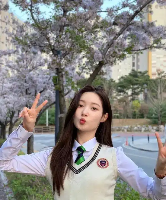 春日赏花拍照小技巧更新你的刘亦菲抱花照
