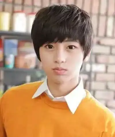 身材瘦高,头比较小的男生适合什么发型
