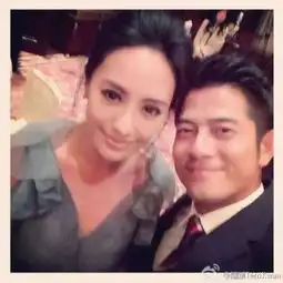 关颖夫妇参加婚礼彭于晏咧嘴皱眉变丑男
