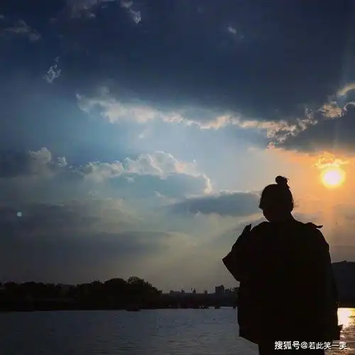 我一直庆幸人心隔肚皮,私心再不堪,也有遮掩的余地
