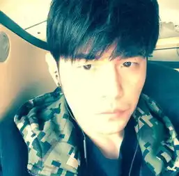 周杰伦晒齐刘海正面照我是一个多么年轻的人
