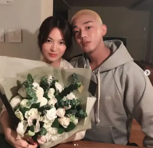 刘亚仁公开简洁寓所,独居15年逗猫为乐,靠液体食物解决吃饭问题
