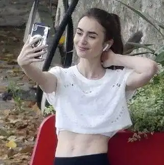 时髦办lilycollins巴黎拍新剧,我发现这个白雪公主有腹肌
