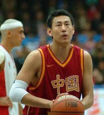 盘点中国亚运会11名旗手,其中7名来自中国男篮,只有1位女旗手
