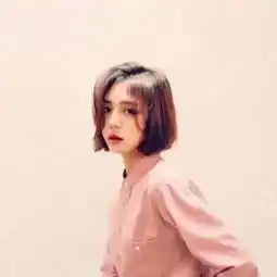 谁能把这个女生头像的背景批成这个男生头像背景的颜色谢谢了
