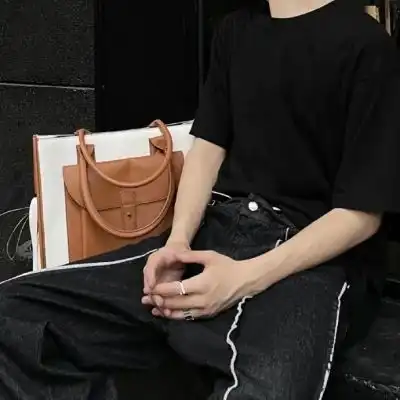 ins风黑色系男生不露脸的真人头像走过的路别回头相逢的人会再相逢

