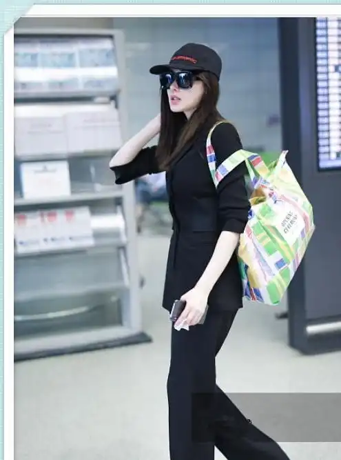 杨颖张天爱都是168,二人同穿西装裤,究竟是谁虚报了身高
