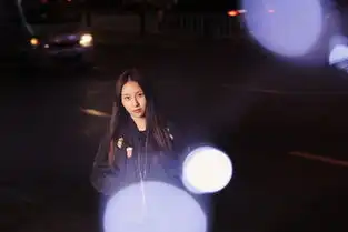 美女老师收匿名表白玫瑰转赠环卫工人