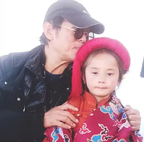 56岁李连杰搂着小杨幂,花白胡子镜头前十分慈祥
