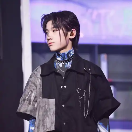 张峻豪头像背景图
