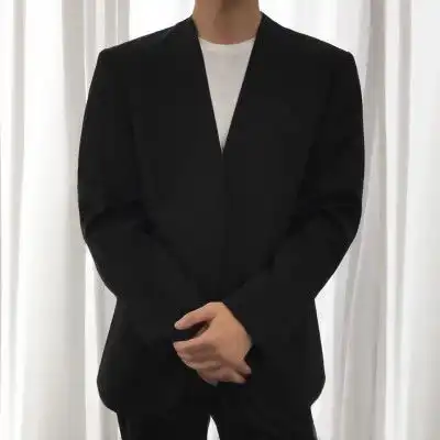 房产经纪人头像男正装正规房地产经纪人微信头像
