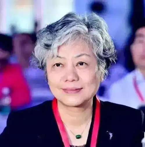 李玫瑾帮助孩子找到自身价值是父母的首要任务
