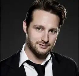 这个男人上学时受尽同学霸凌,没有任何女生愿意靠近他,几年后竟成为勾搭女性专家
