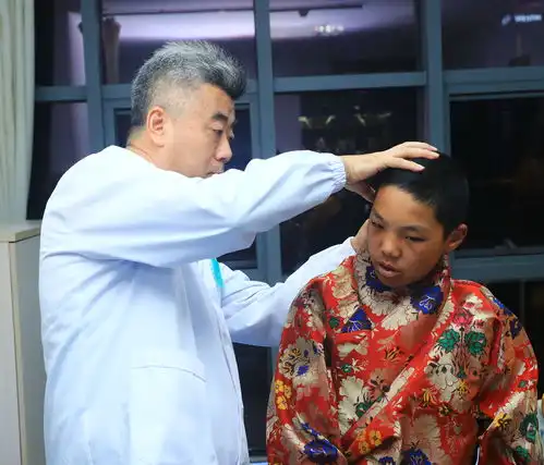 青海玉树13岁藏族男孩来宁圆造耳梦
