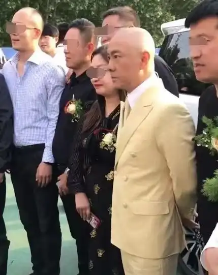 近日童年影视巨星光头男神张卫健与分离500多天的妻子重聚
