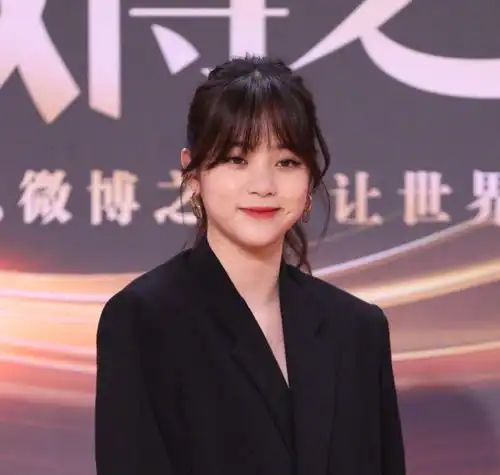 欧阳娜娜翻车,工作室被吐槽出图慢造型差,图和造型是她选的
