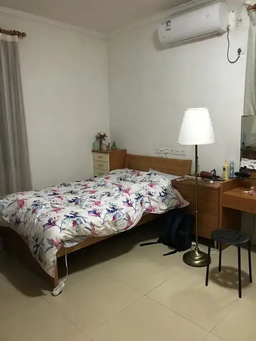 淘金拥翠小区合租房主卧2000男女不限只求爱干净
