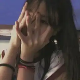 治愈系图片头像女微笑可爱女孩
